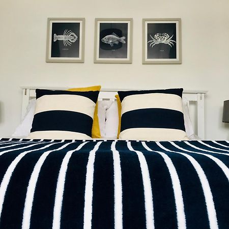 Nancie'S Place - Dartmouth Town Center With Private Parking - A Traditional Georgian Private Duplex Apartment - Beautifully Refurbished - Two Bedrooms, Bathroom, Kitchen And Lounge Diner Bagian luar foto