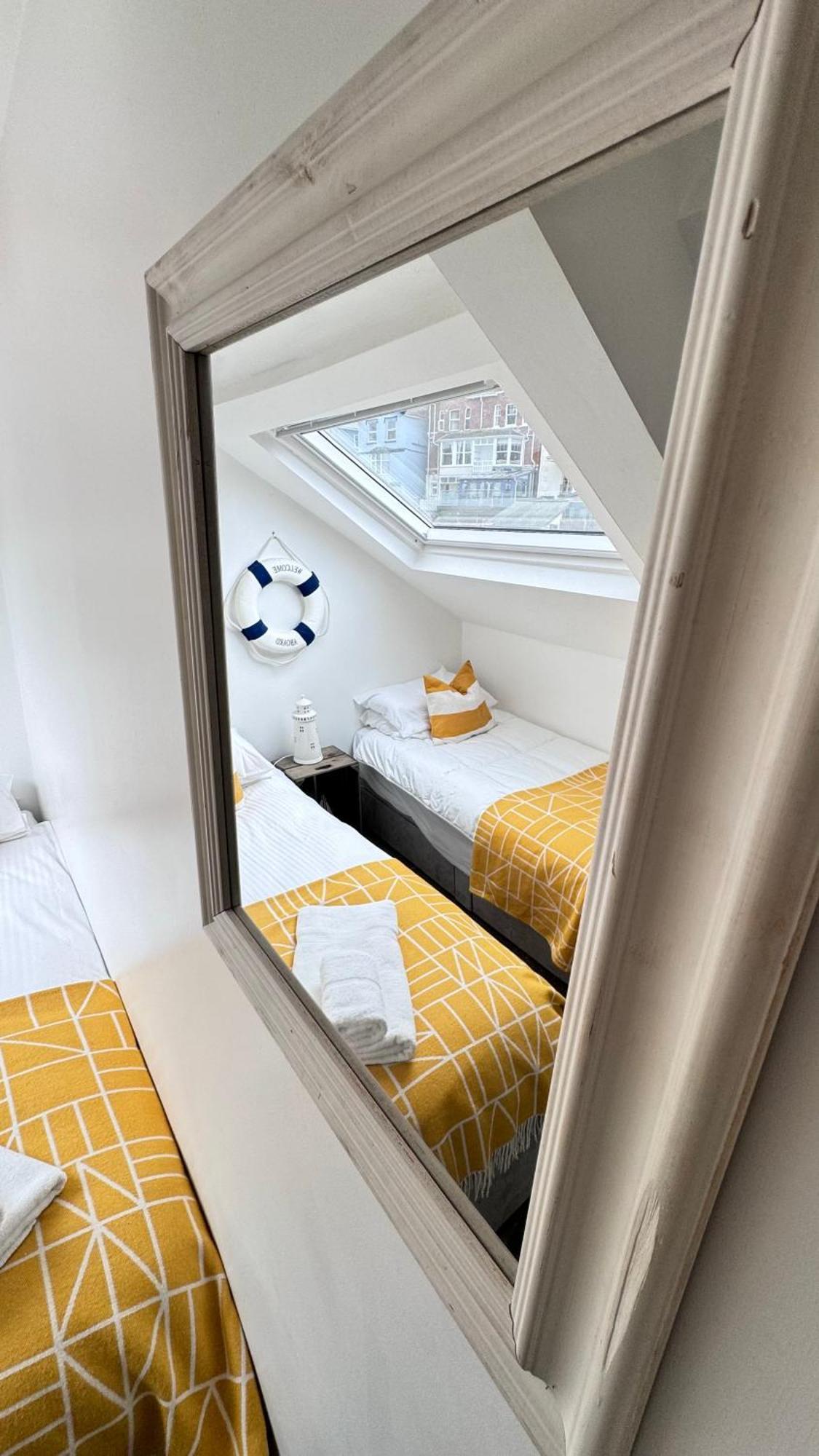 Nancie'S Place - Dartmouth Town Center With Private Parking - A Traditional Georgian Private Duplex Apartment - Beautifully Refurbished - Two Bedrooms, Bathroom, Kitchen And Lounge Diner Bagian luar foto