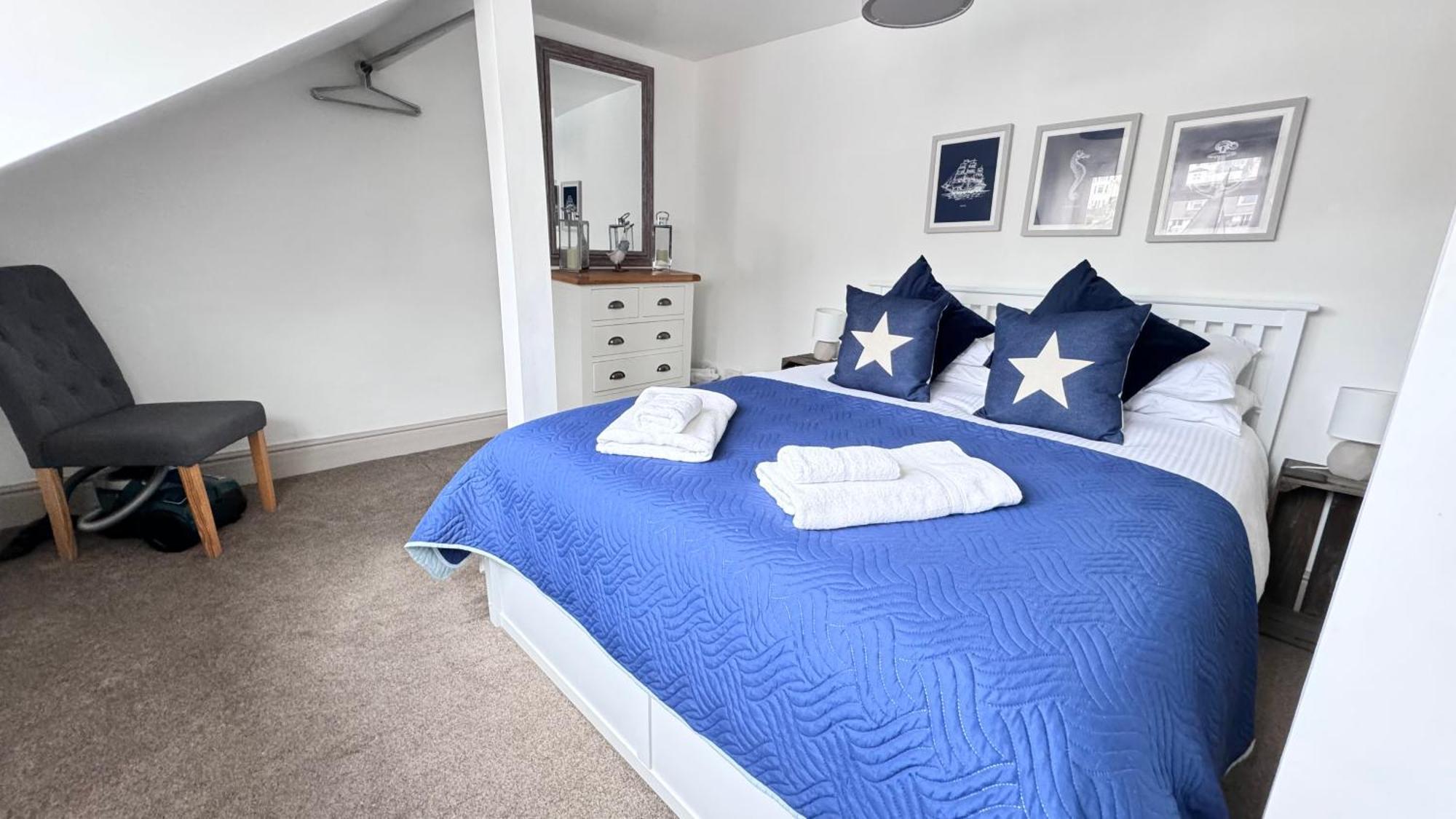 Nancie'S Place - Dartmouth Town Center With Private Parking - A Traditional Georgian Private Duplex Apartment - Beautifully Refurbished - Two Bedrooms, Bathroom, Kitchen And Lounge Diner Bagian luar foto