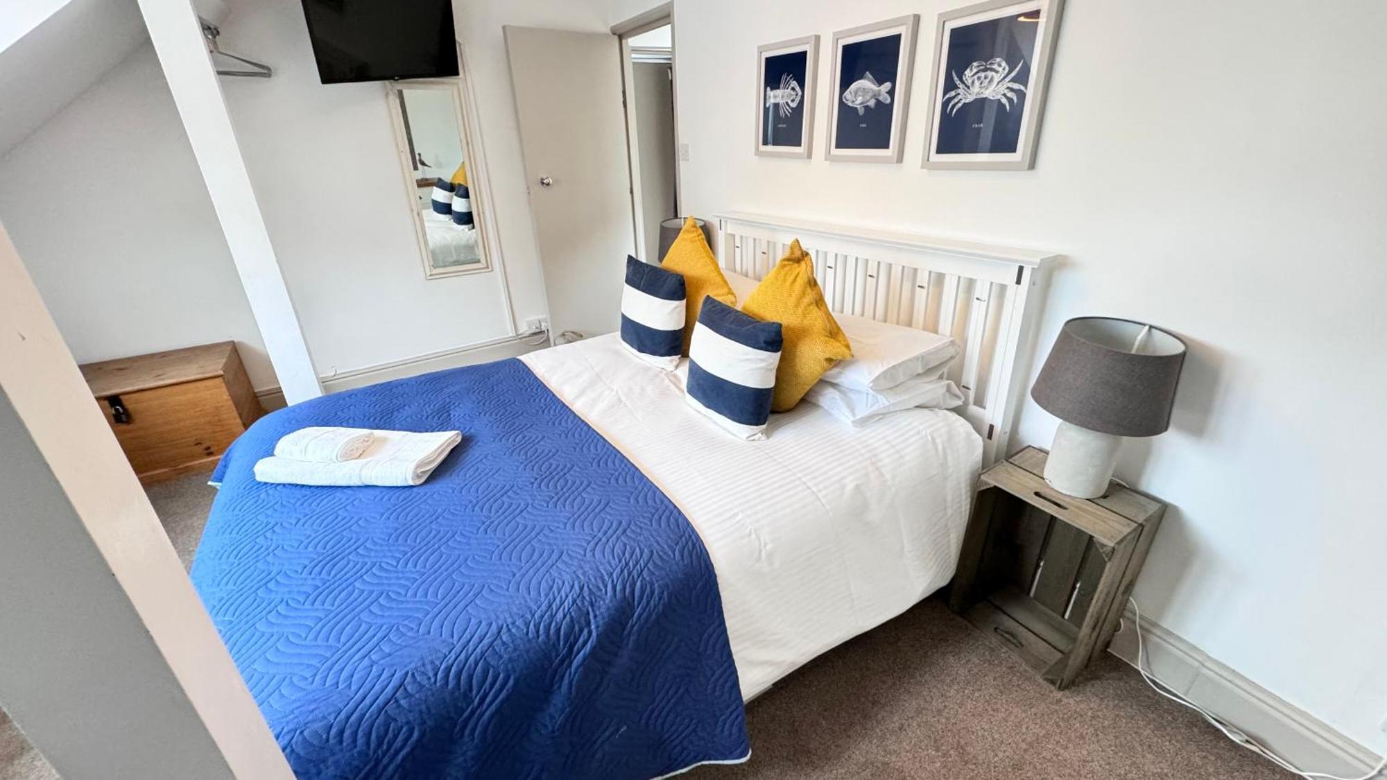 Nancie'S Place - Dartmouth Town Center With Private Parking - A Traditional Georgian Private Duplex Apartment - Beautifully Refurbished - Two Bedrooms, Bathroom, Kitchen And Lounge Diner Bagian luar foto