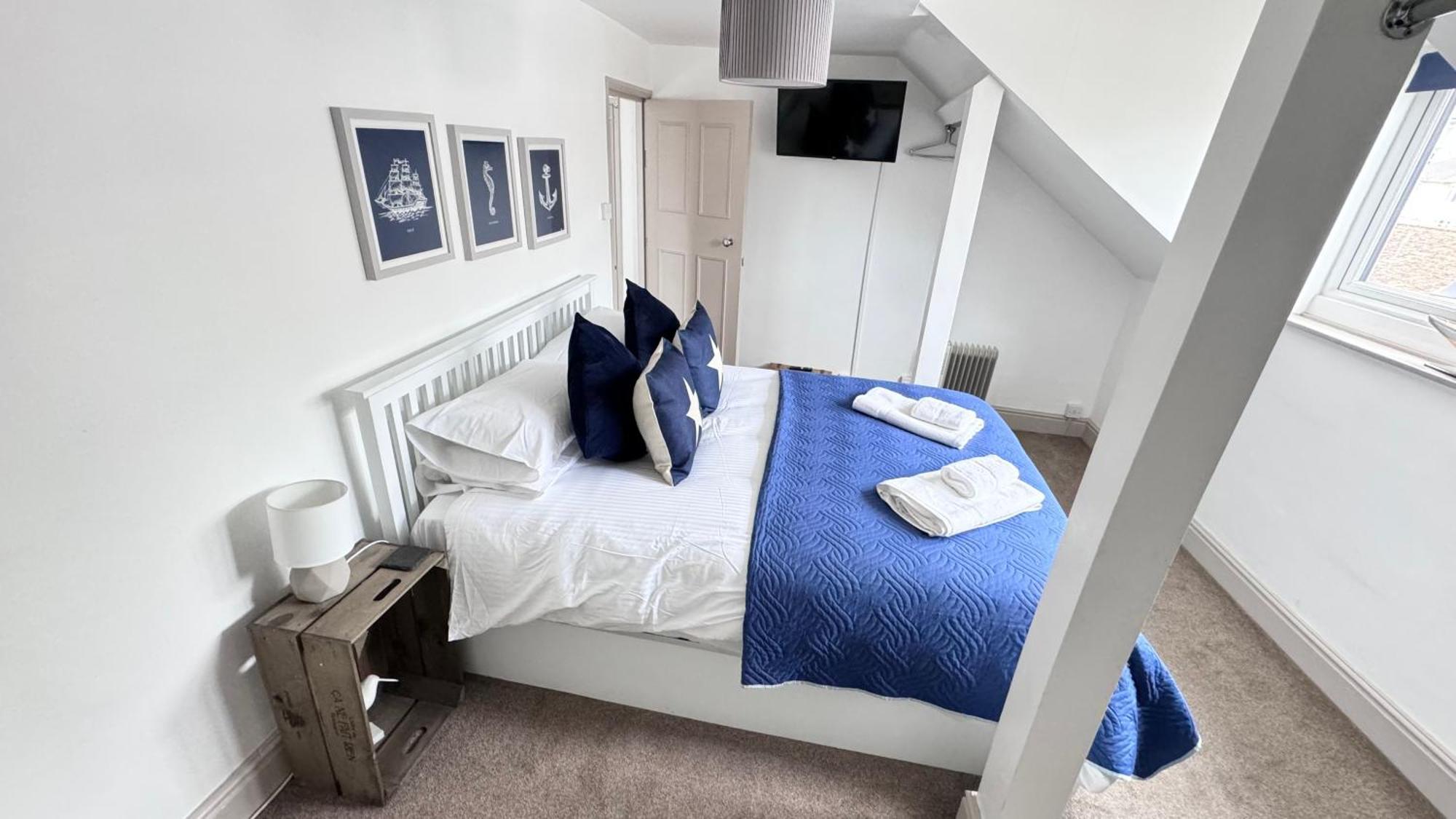 Nancie'S Place - Dartmouth Town Center With Private Parking - A Traditional Georgian Private Duplex Apartment - Beautifully Refurbished - Two Bedrooms, Bathroom, Kitchen And Lounge Diner Bagian luar foto