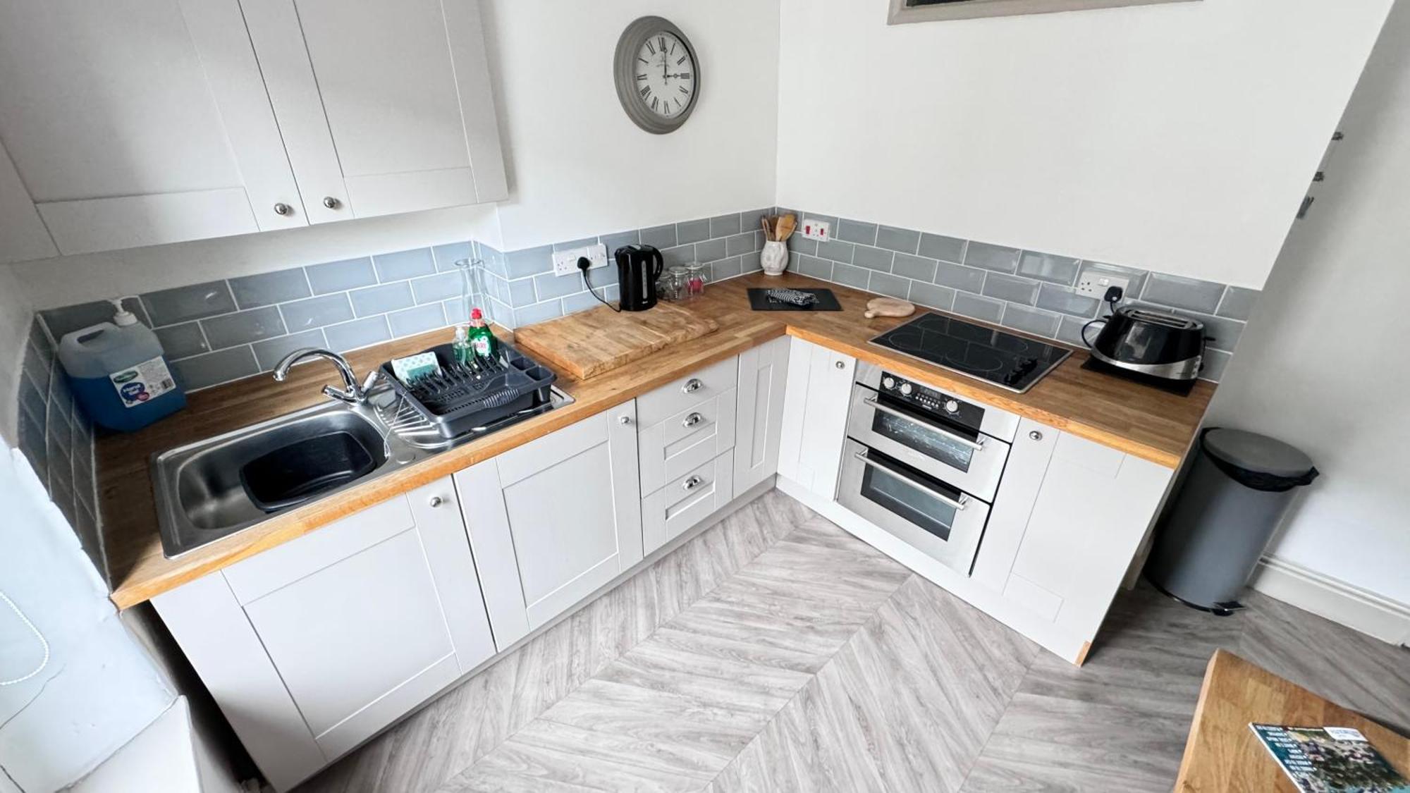Nancie'S Place - Dartmouth Town Center With Private Parking - A Traditional Georgian Private Duplex Apartment - Beautifully Refurbished - Two Bedrooms, Bathroom, Kitchen And Lounge Diner Bagian luar foto