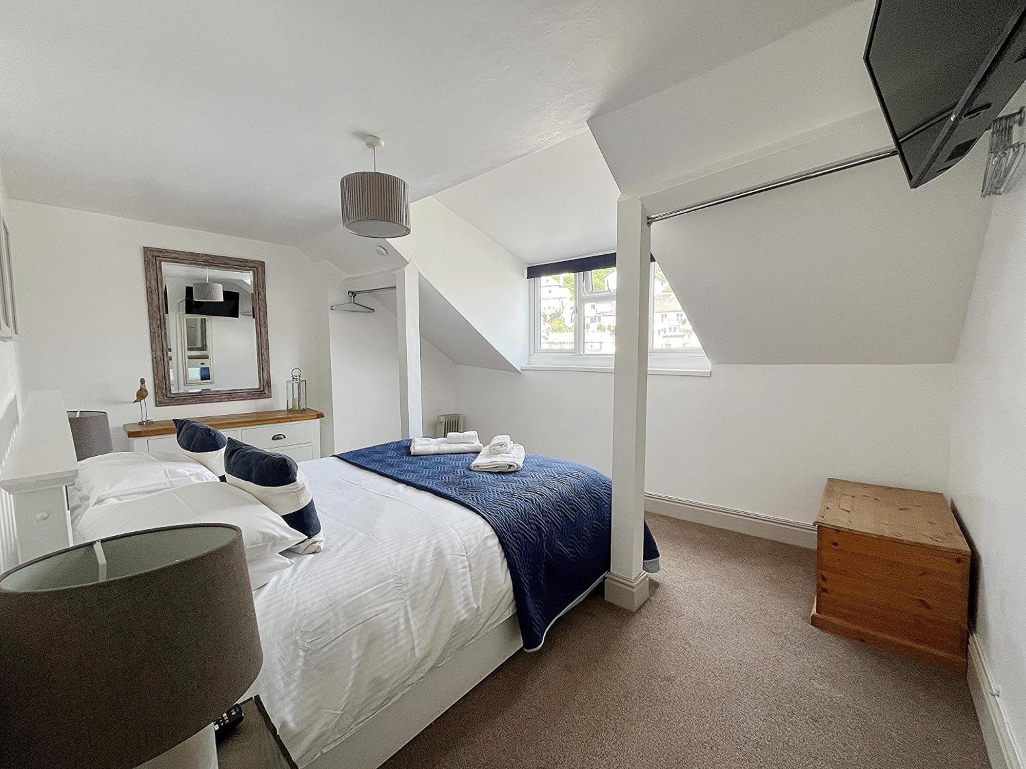 Nancie'S Place - Dartmouth Town Center With Private Parking - A Traditional Georgian Private Duplex Apartment - Beautifully Refurbished - Two Bedrooms, Bathroom, Kitchen And Lounge Diner Bagian luar foto