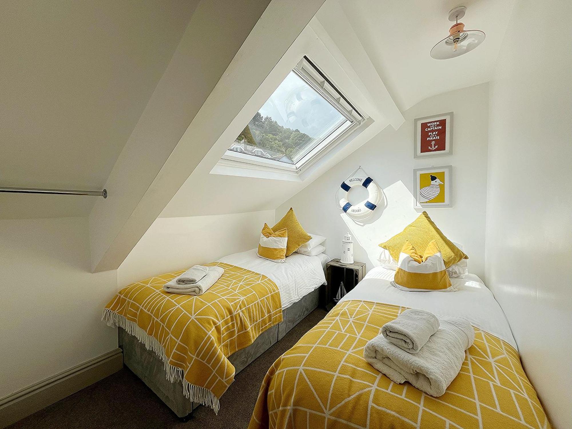 Nancie'S Place - Dartmouth Town Center With Private Parking - A Traditional Georgian Private Duplex Apartment - Beautifully Refurbished - Two Bedrooms, Bathroom, Kitchen And Lounge Diner Bagian luar foto
