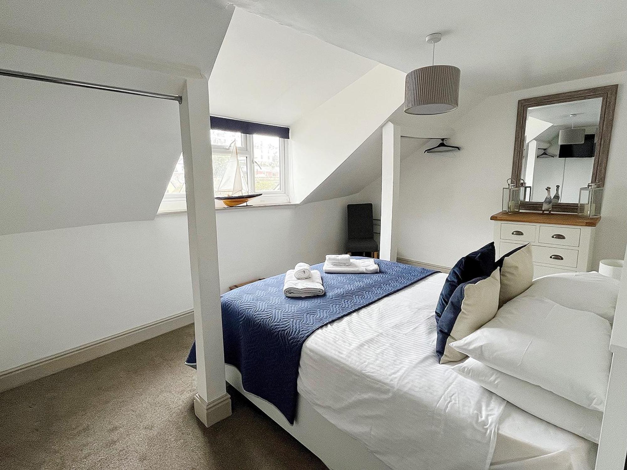 Nancie'S Place - Dartmouth Town Center With Private Parking - A Traditional Georgian Private Duplex Apartment - Beautifully Refurbished - Two Bedrooms, Bathroom, Kitchen And Lounge Diner Bagian luar foto