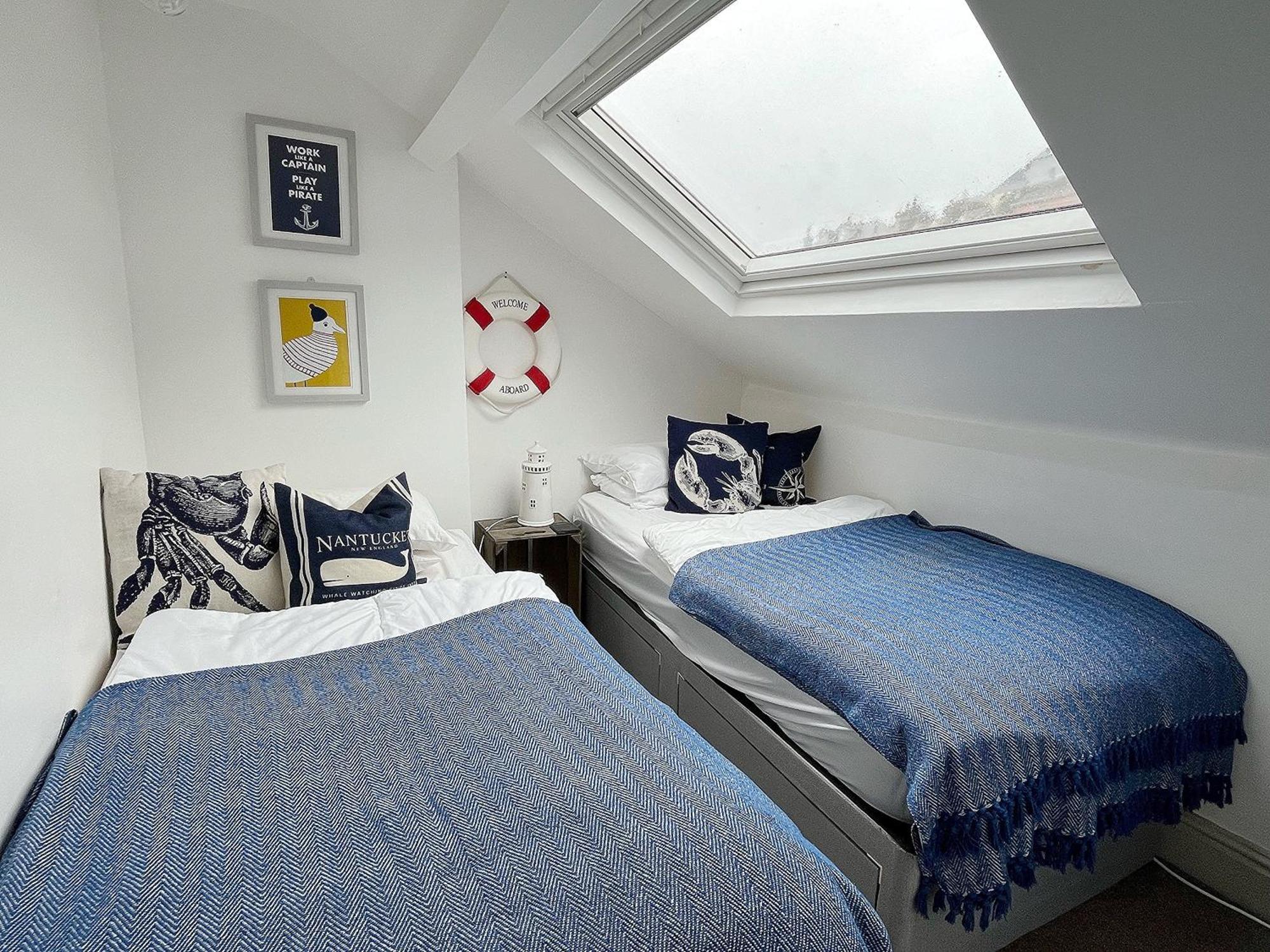 Nancie'S Place - Dartmouth Town Center With Private Parking - A Traditional Georgian Private Duplex Apartment - Beautifully Refurbished - Two Bedrooms, Bathroom, Kitchen And Lounge Diner Bagian luar foto