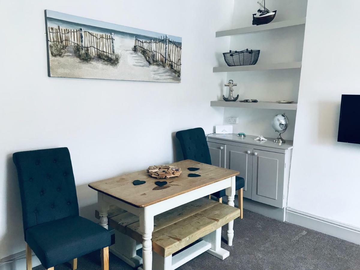 Nancie'S Place - Dartmouth Town Center With Private Parking - A Traditional Georgian Private Duplex Apartment - Beautifully Refurbished - Two Bedrooms, Bathroom, Kitchen And Lounge Diner Bagian luar foto