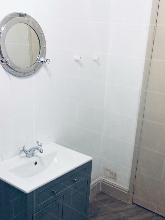 Nancie'S Place - Dartmouth Town Center With Private Parking - A Traditional Georgian Private Duplex Apartment - Beautifully Refurbished - Two Bedrooms, Bathroom, Kitchen And Lounge Diner Bagian luar foto